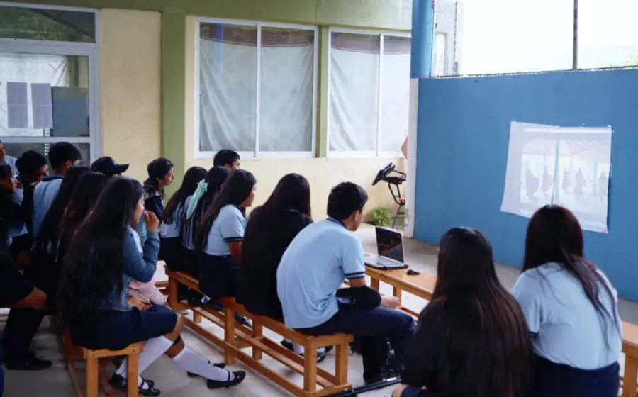 Integrantes de colectivos protestan para rechazar el despido de una maestra de la Afrouniversidad Politécnica, denunciando la violación de sus derechos laborales y académicos.