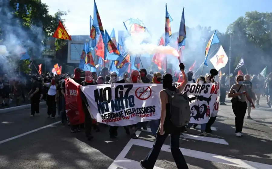 Manifestantes y policías se enfrentan en las calles de Ginebra durante los disturbios que se produjeron antes de la cumbre del G7 en la ciudad.