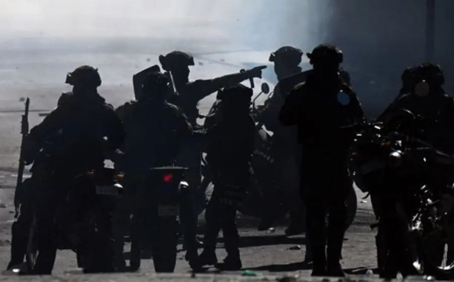 Manifestantes se enfrentan a las fuerzas de seguridad con piedras y explosivos durante las violentas protestas y represión en La Paz, Bolivia.