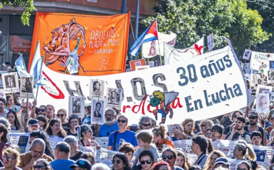 Manifestantes protestan en Córdoba, Argentina, contra la presencia de tropas de Estados Unidos realizando maniobras militares en una zona de desaparecidos.