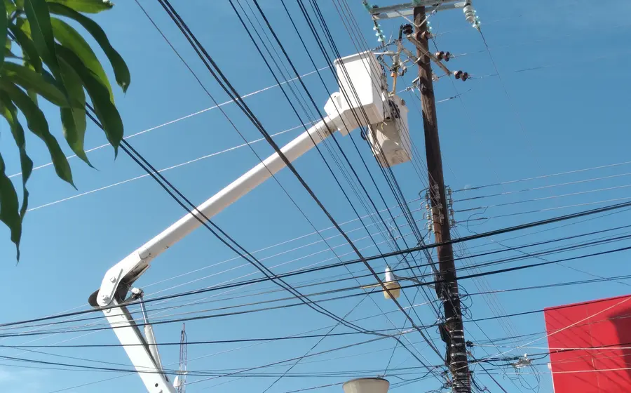 Un grupo de vecinos molestos se manifiesta para denunciar los constantes apagones y el mal servicio de la Comisión Federal de Electricidad (CFE).
