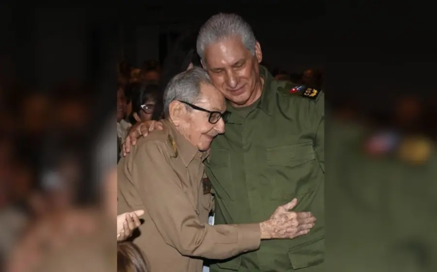 La cúpula política y militar de Cuba acompaña al expresidente Raúl Castro durante su reaparición en un acto oficial de las fuerzas armadas.