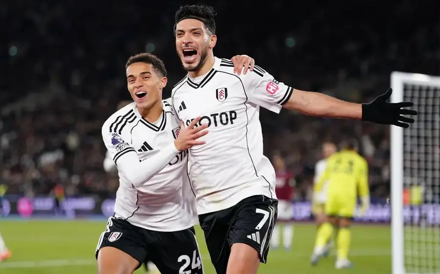 El futbolista mexicano Raúl Jiménez, quien se prepara para salir del Fulham, rechazó una oferta para regresar al Club América.