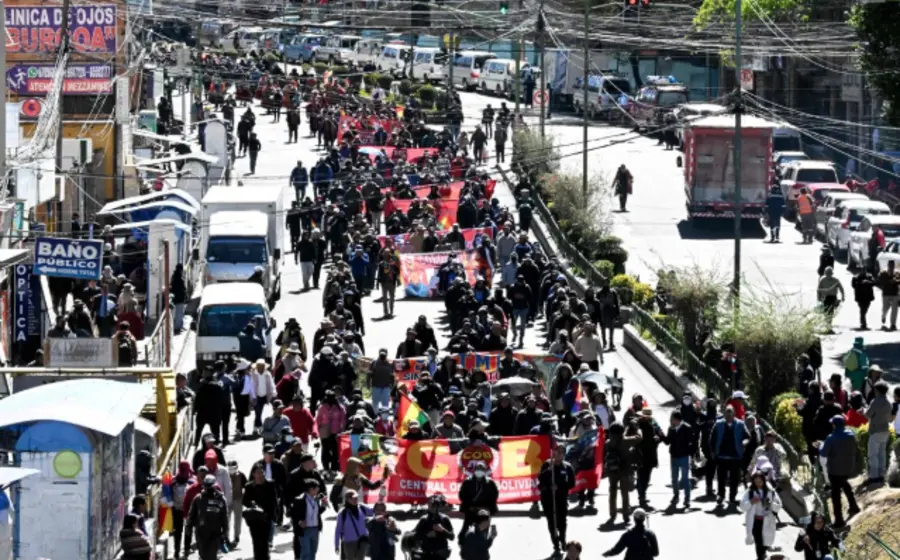 La reapertura de las carreteras en Bolivia favorece el abasto de combustible, tras el retiro de los bloqueos celebrado por el gobierno boliviano.