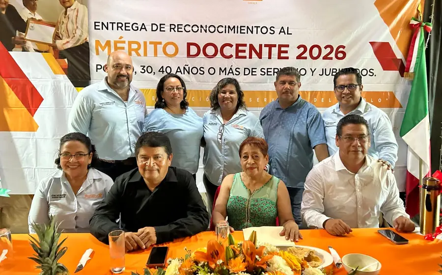 Docentes de la Sección 59 del SNTE reciben reconocimientos por 20, 30 y 40 años de labor en la Cuenca del Papaloapan.