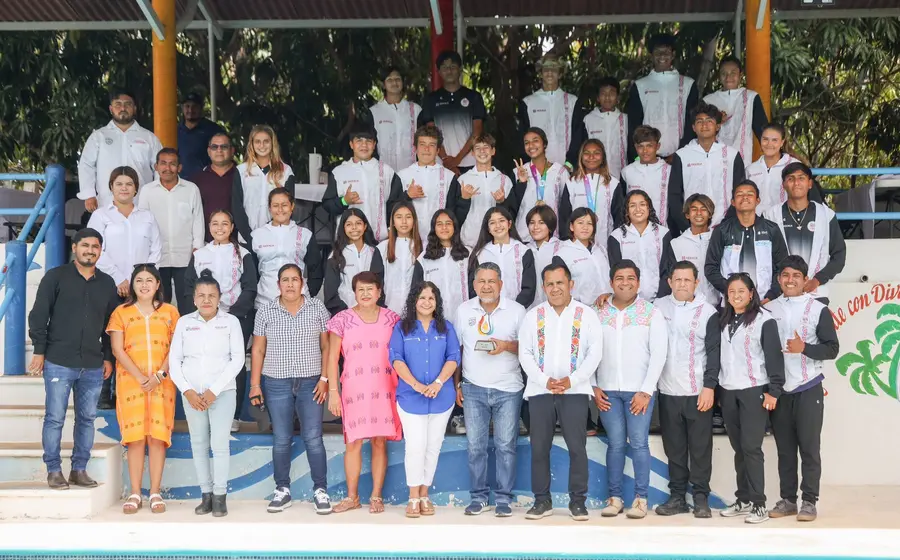 Un grupo de jóvenes surfistas posa para la foto durante la ceremonia de reconocimiento por su bicampeonato en la Olimpiada Nacional.