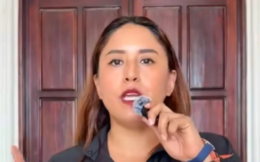 Una regidora del ayuntamiento de Tehuantepec muestra un documento para exhibir la falta de sesiones de Cabildo y la opacidad del gobierno.