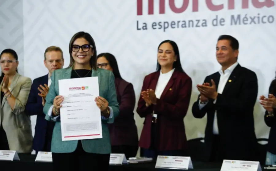 Un grupo de al menos quince aspirantes de la alianza Morena, PT y PVEM mientras formalizan su registro para las coordinaciones estatales.