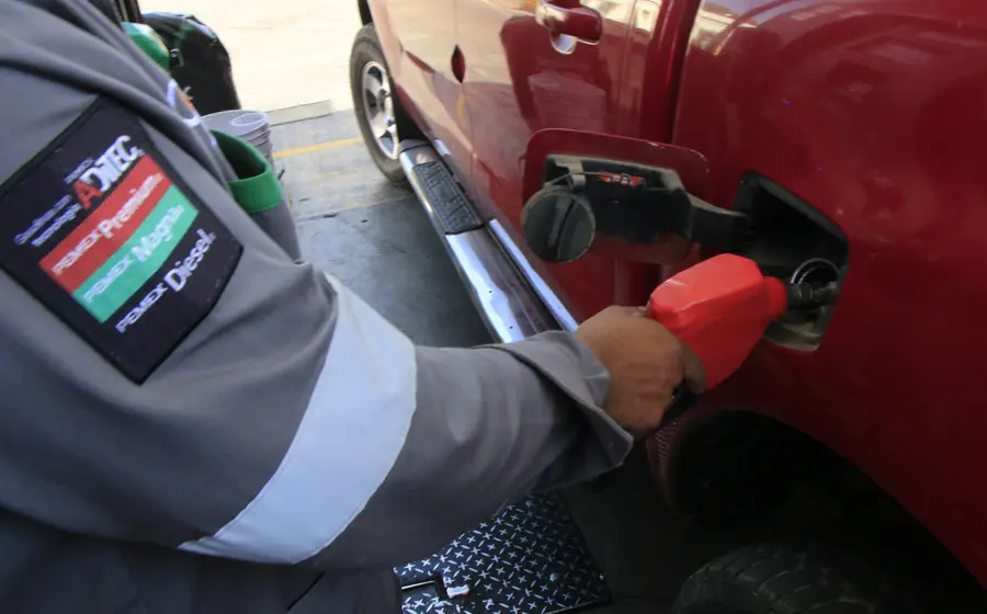 Una bomba de gasolina en una estación de servicio, mostrando el precio de la gasolina Premium tras el retiro del subsidio por parte de Hacienda.
