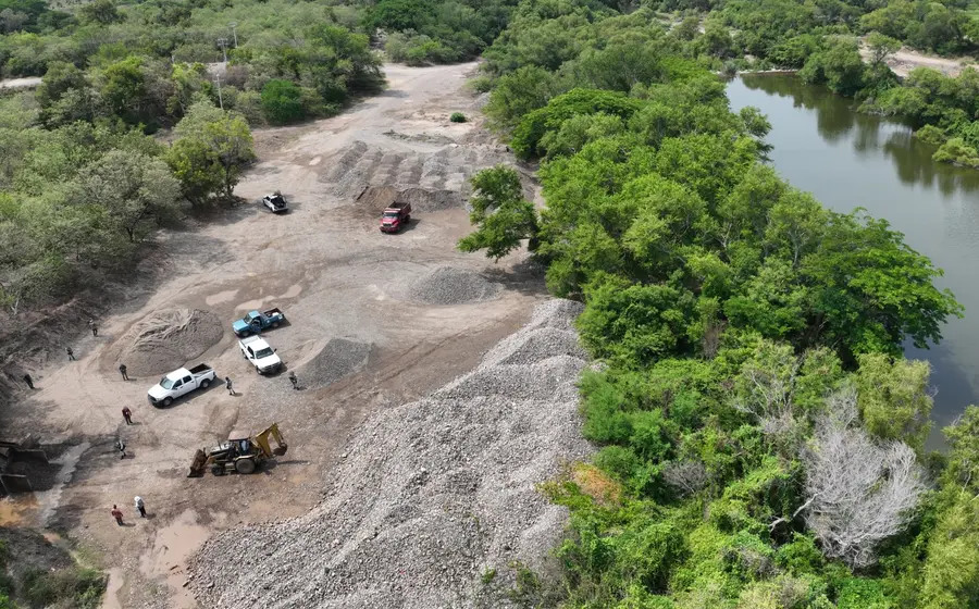Una retroexcavadora utilizada para la extracción ilegal de material pétreo del río Los Perros, en Oaxaca, es asegurada por autoridades de la Profepa.