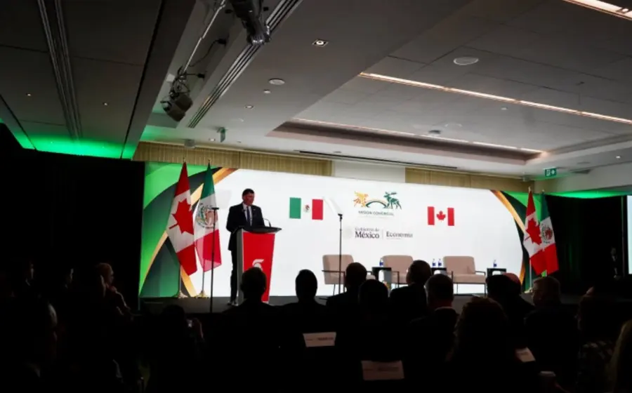 Las banderas de Canadá y México, que simbolizan el acuerdo T-MEC, en el contexto de la próxima reunión trilateral para extender su vigencia.