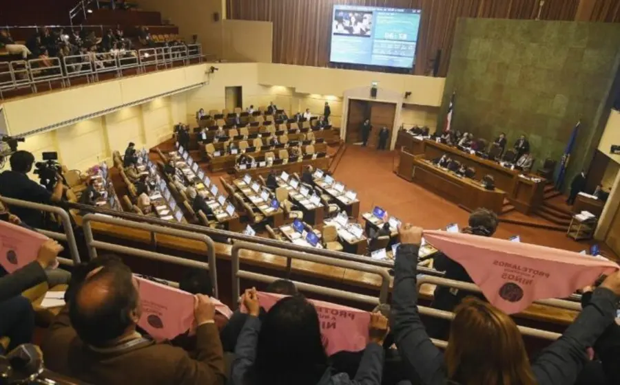 Autoridades escolares revisan las mochilas y bolsillos de los estudiantes como parte de la polémica ley contra la violencia escolar en Chile.