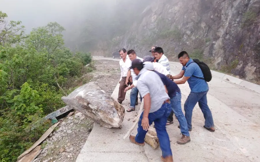 Un derrumbe de tierra y rocas amenaza con bloquear un camino rural en San Miguel Tenango, como consecuencia de las intensas lluvias.
