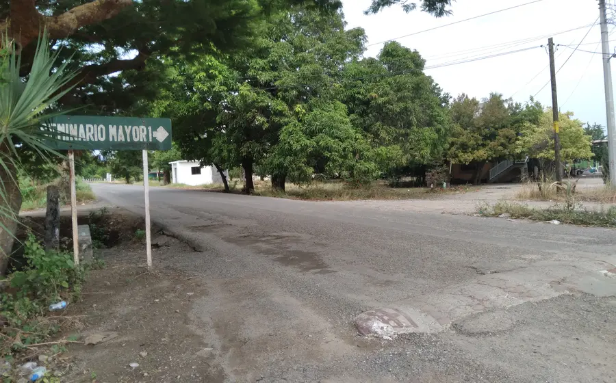 Un cruce sin señalización en la carretera federal Transístmica en Tehuantepec, que representa un punto crítico de alto riesgo vial para los automovilistas.