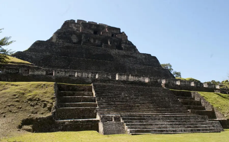 Dientes de un individuo de la élite maya, hallados enterrados en dos sitios como parte de un posible ritual funerario descubierto por arqueólogos.