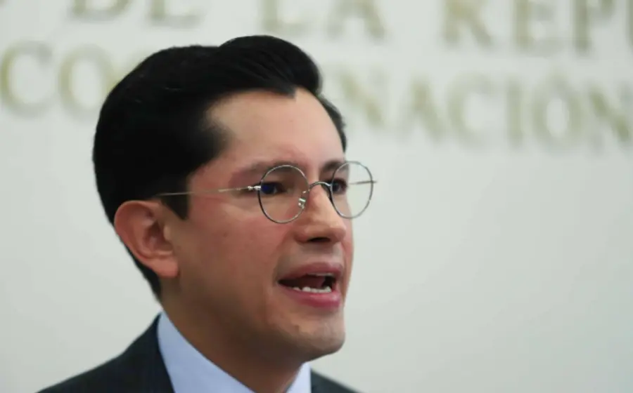 Roberto Velasco, canciller de México, en un retrato oficial en el contexto de la orden de la SRE a embajadores para promover avances gubernamentales.