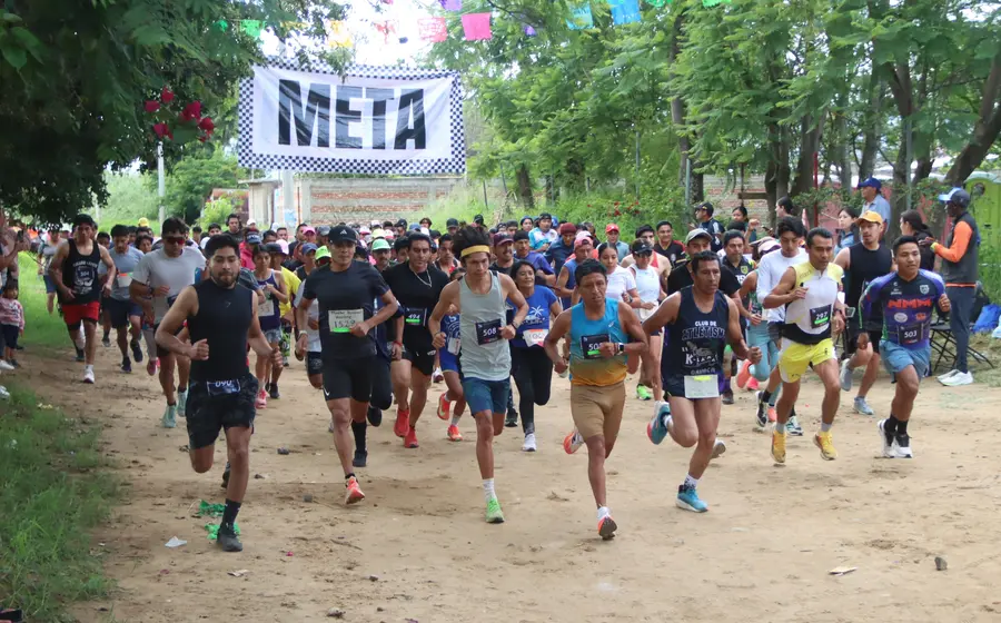 Momento exacto de la salida de los corredores en la competencia atlética celebrada en el barrio San Juan de San Raymundo Jalpan.