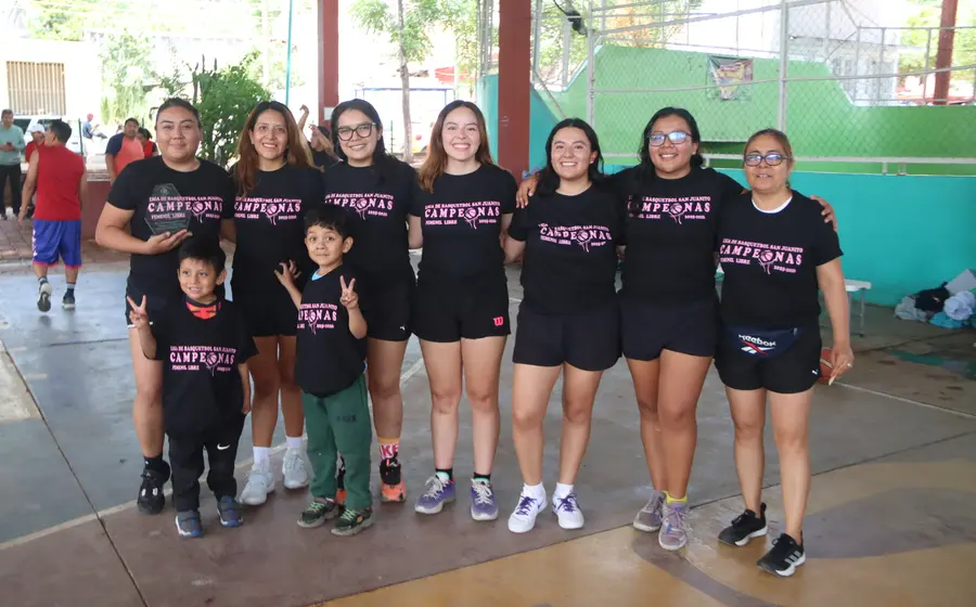 El equipo de San Juan celebra tras coronarse campeón de la Liga de Basquetbol Femenil de San Juanito.