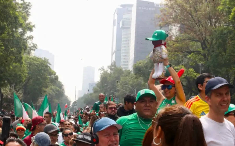 Ilustración sobre las multas del IMPI por proyectar el Mundial sin licencia, una sanción que puede costar hasta 586 mil pesos.