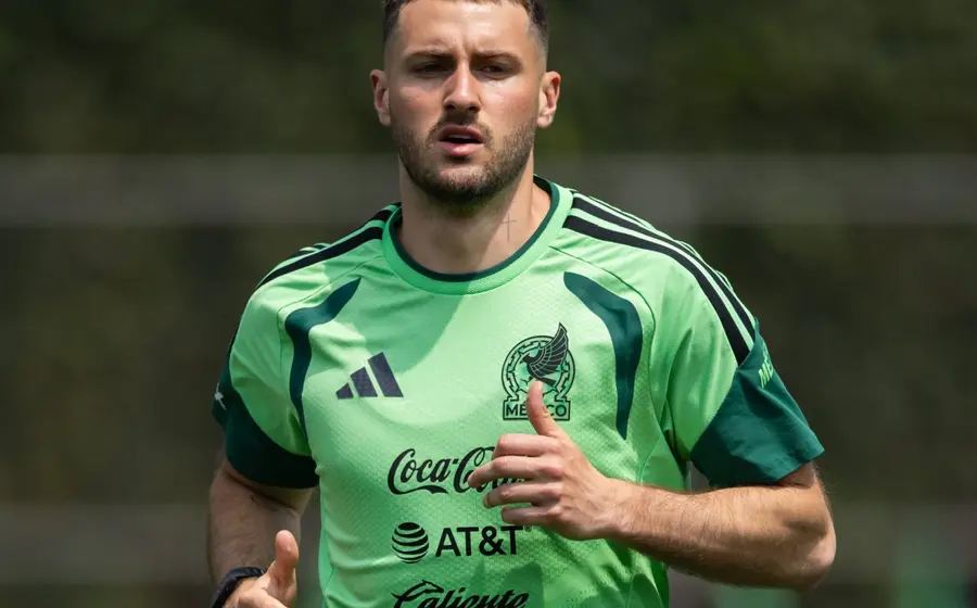 El delantero mexicano Santiago Giménez, jugador de la selección nacional, es vinculado con un posible fichaje al equipo de fútbol italiano Lazio.