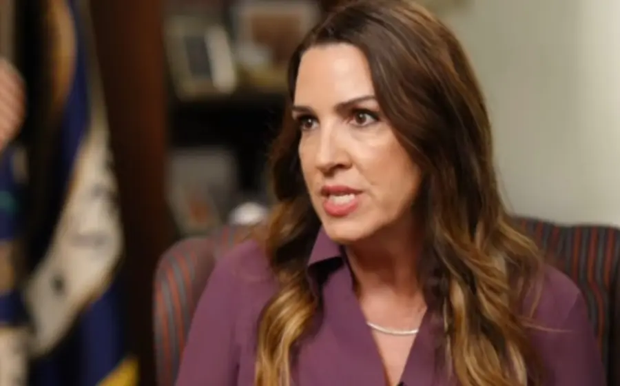 Retrato de Sara Carter, directora de la ONDCP, la funcionaria de Estados Unidos que habló sobre perseguir a políticos que protegen cárteles.