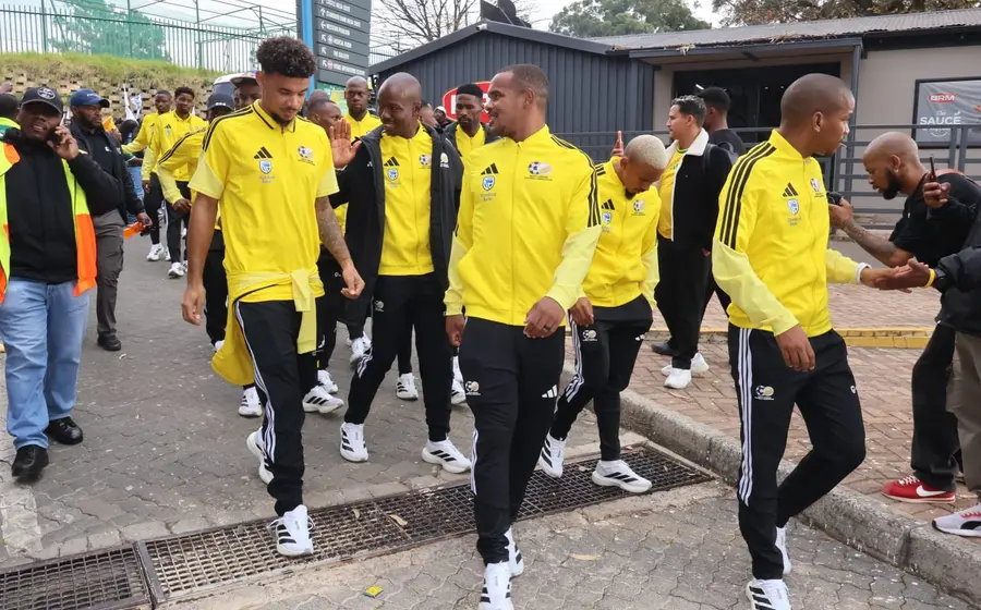 La Selección de Sudáfrica a bordo de un avión, sonriendo y listos para su viaje a tierras aztecas para un encuentro deportivo.