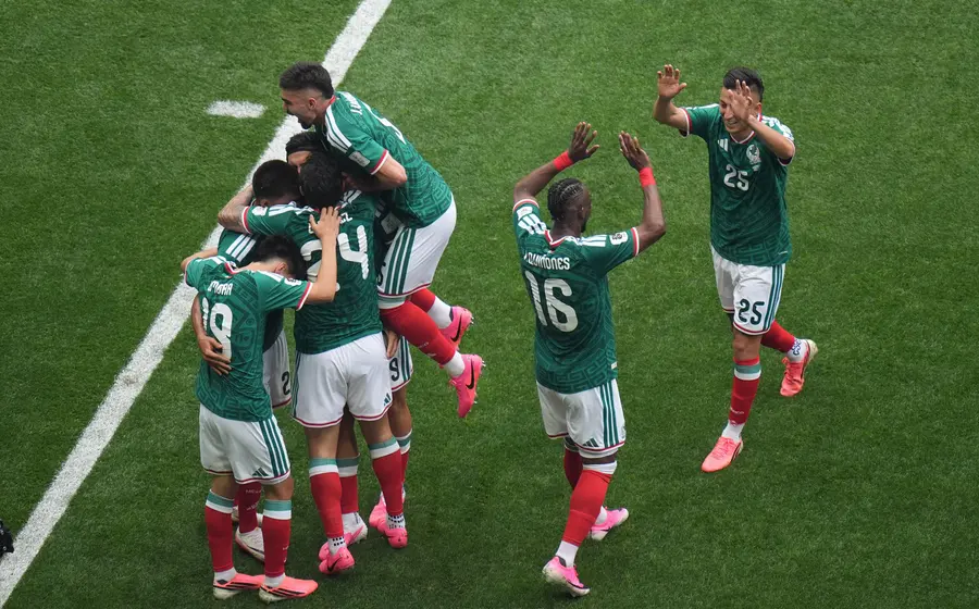 La Selección Mexicana de fútbol, conocida como El Tri, se prepara para su partido contra Ecuador portando su icónico uniforme verde.