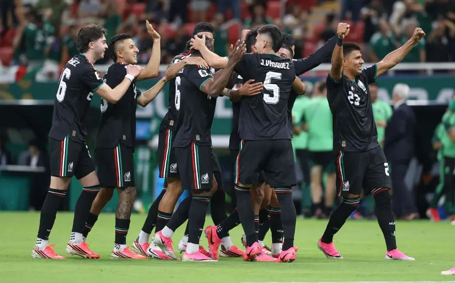 Jugadores de la Selección Mexicana en el campo durante su partido de la fase de grupos contra Chequia, buscando su tercer triunfo consecutivo.