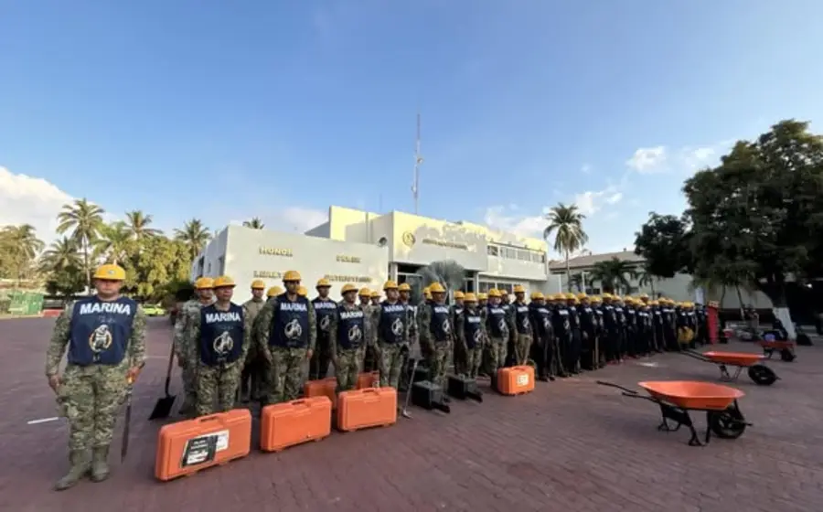 Elementos de la Semar durante el despliegue preventivo del Plan Marina en las costas de Oaxaca, Guerrero y Colima ante fenómenos meteorológicos.