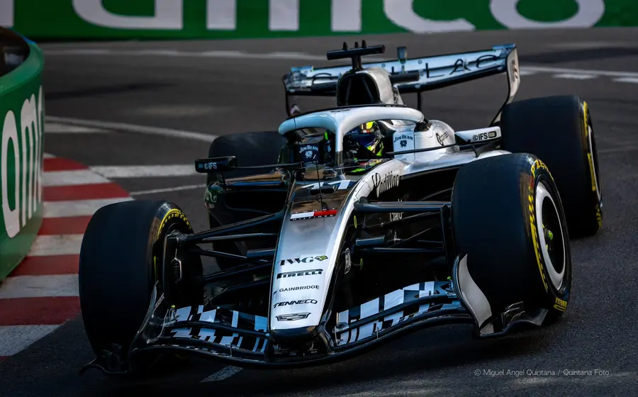 El piloto mexicano de Fórmula 1, Sergio 'Checo' Pérez, cruzando la línea de meta para asegurar la décima posición en el Gran Premio de Mónaco.