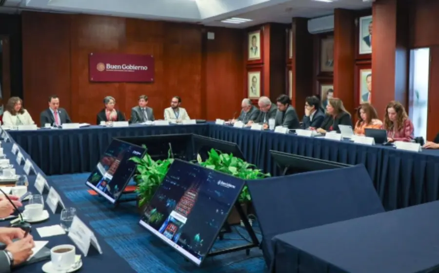 Imagen conceptual sobre la sanción a 39 servidores públicos inhabilitados por faltas graves, con multas superiores a los mil millones de pesos.