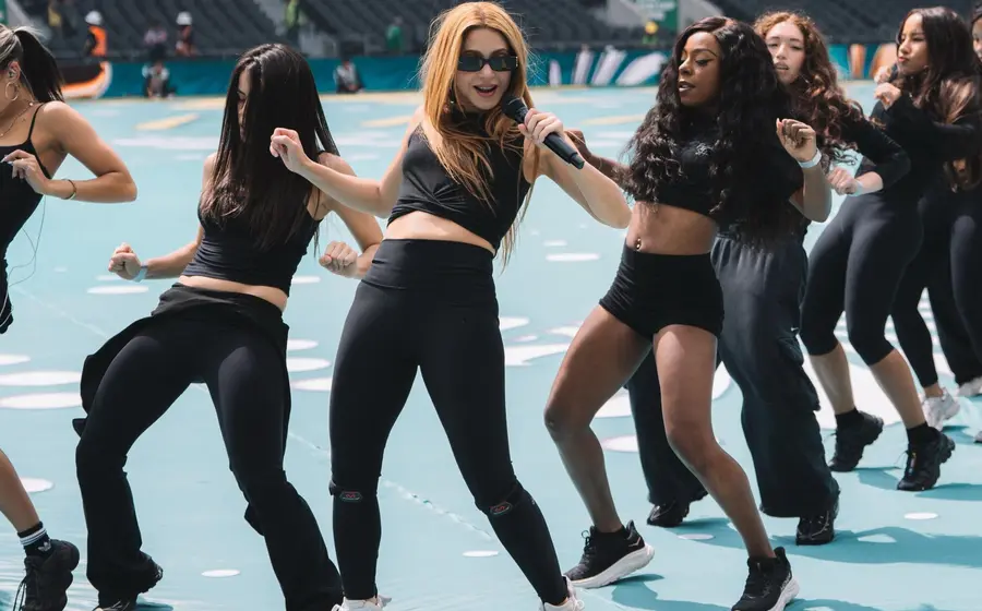 La cantante colombiana Shakira realiza su ensayo final sobre el escenario del Coloso de Santa Úrsula, preparándose para su esperado concierto.