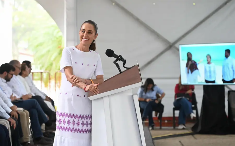 Claudia Sheinbaum anuncia el decreto para proteger la zona de Mahahual y la Costa Maya, frenando un megaproyecto turístico en favor del ecoturismo.