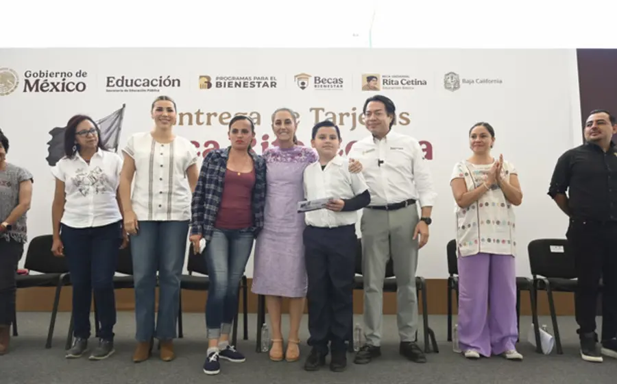 Claudia Sheinbaum encabeza el evento de entrega de tarjetas para la Beca Rita Cetina, un apoyo destinado a estudiantes de primaria.