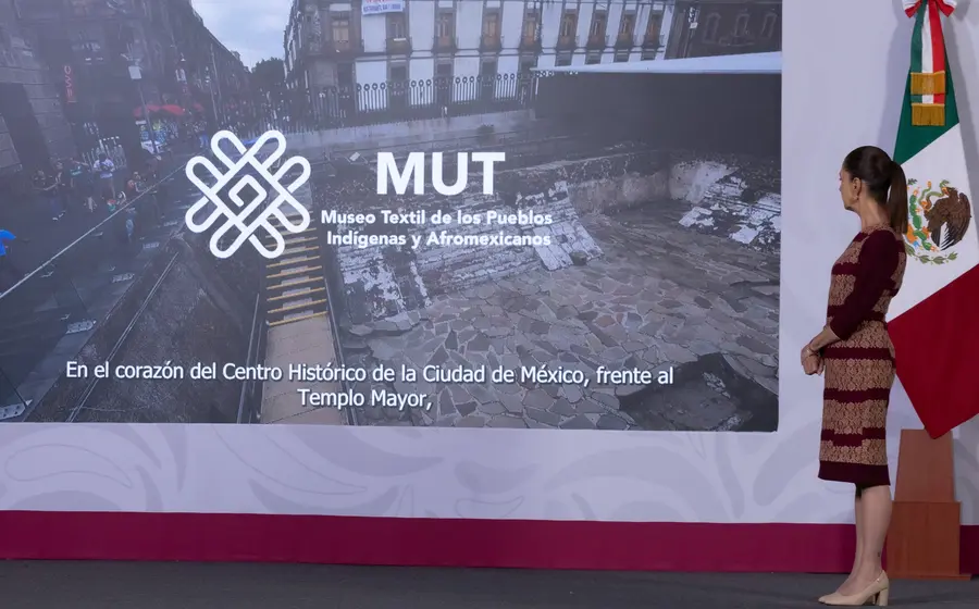 Claudia Sheinbaum durante la ceremonia de inauguración del nuevo Museo Textil, un espacio para impulsar el trabajo de artesanos indígenas y afromexicanos.