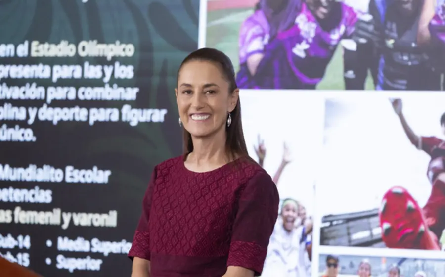 Claudia Sheinbaum presenta la estrategia del Mundial Social para la construcción de 4,208 canchas deportivas con la colaboración de dependencias federales y estatales.
