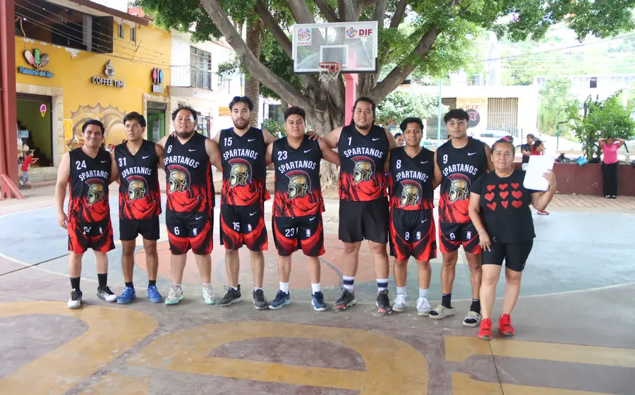 El equipo de Spartanos celebra su triunfo contra Hermandad durante el partido correspondiente a la jornada dominical de la liga.