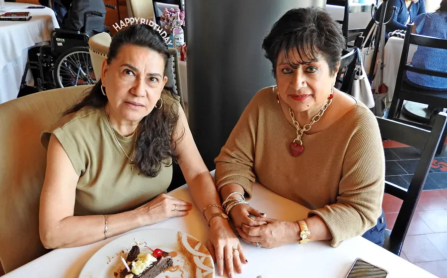 Tere Galguera García celebra su cumpleaños en la agradable compañía de Elodia Sandoval, posando juntas durante el festejo social.