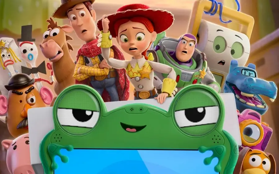 Personajes de la película Toy Story 5 en una escena emotiva que ilustra el debate entre padres sobre juguetes tradicionales y tecnología.