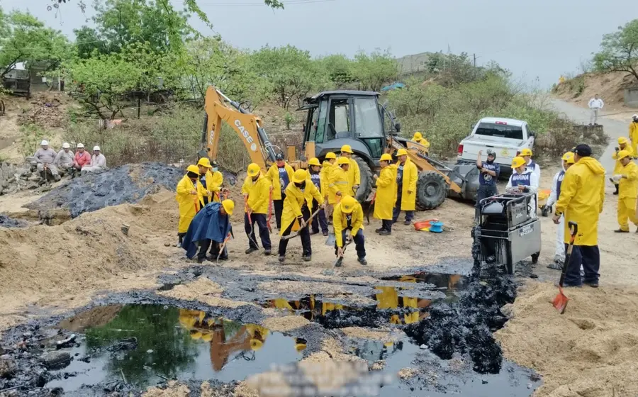 Trabajadores realizan labores de saneamiento y limpieza en la zona afectada por el derrame de hidrocarburos en Salina Cruz, Oaxaca.