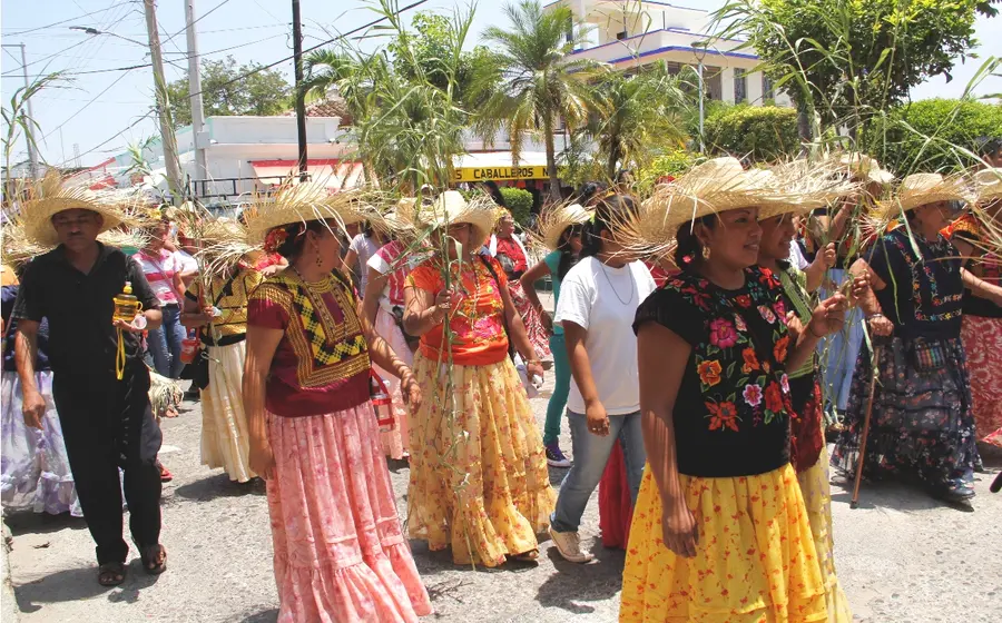 El tradicional recorrido de la traída de la flor avanza por los barrios de Tehuantepec rumbo a Palo Grande entre música y tradición.