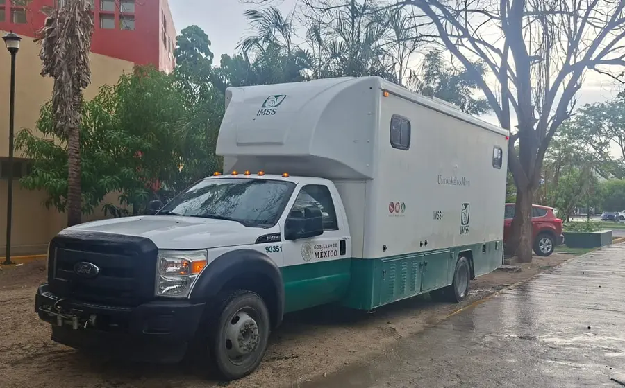 Cinco unidades médicas móviles del IMSS son desplegadas en las regiones de la Costa e Istmo para reforzar la respuesta ante el temporal.