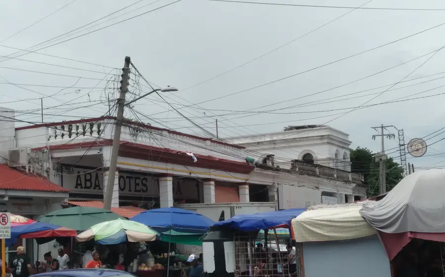 Vendedores informales ocupan las calles del centro de Tehuantepec con sus puestos, un reflejo de la crisis laboral y la falta de empleo.