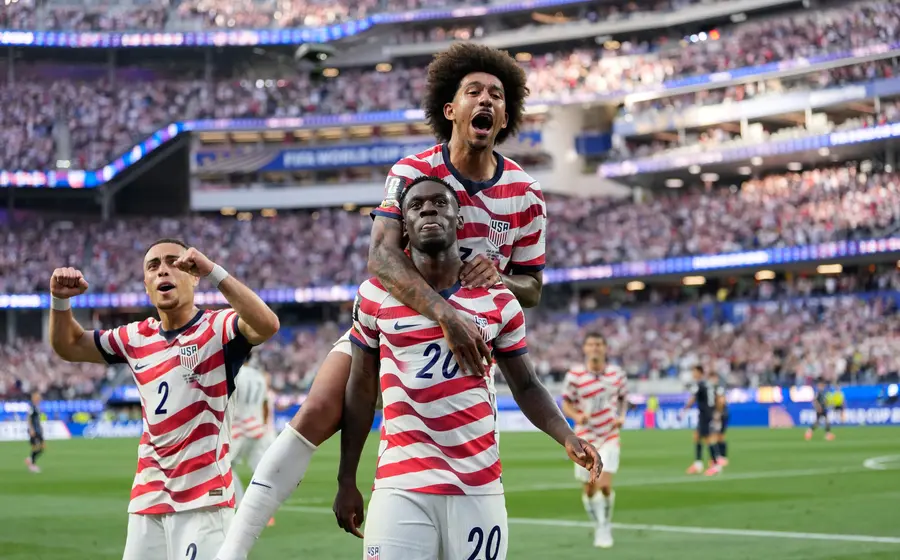 La selección de Estados Unidos celebra su contundente victoria durante su partido inaugural de la Copa del Mundo FIFA 2026.