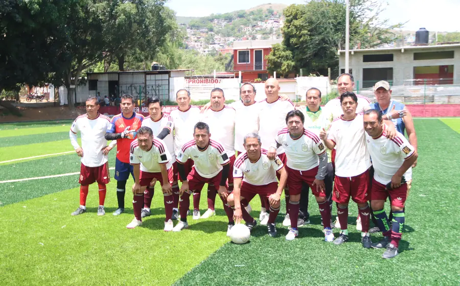 Jugadores del Real Ixcotel en acción durante el partido de futbol contra Mezcal Barranco, donde consiguieron una importante victoria como visitantes.