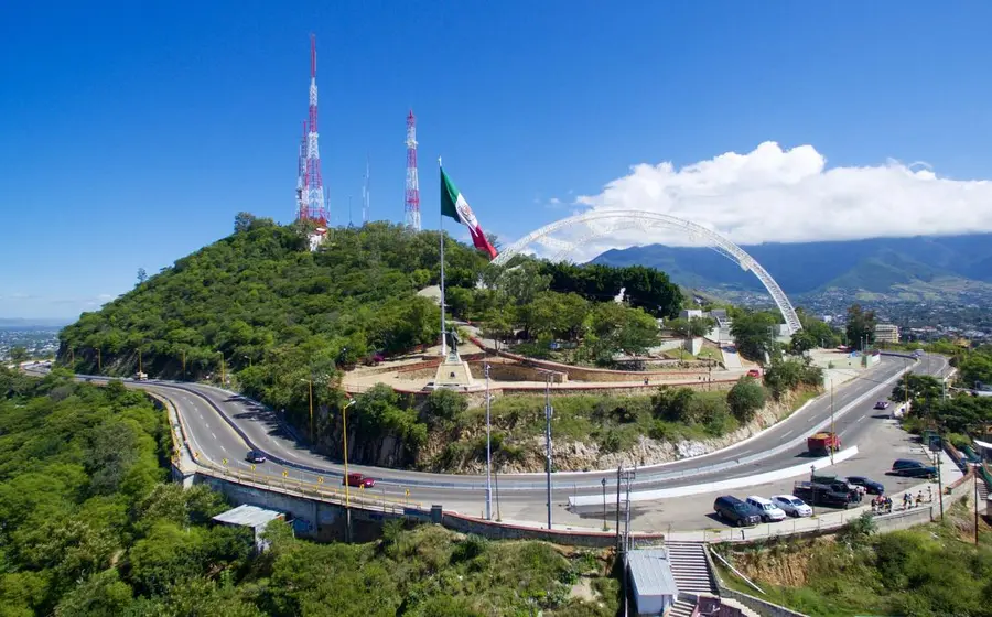 Operativo de vigilancia en el Cerro del Fortín para restringir la circulación de vehículos pesados con un peso mayor a 10 toneladas.