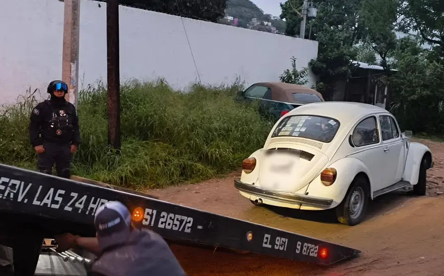 Un vehículo Volkswagen Sedán, conocido como vocho, que fue recuperado por elementos de la UMAR después de contar con un reporte de robo.