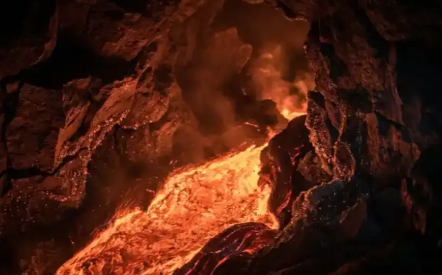 El volcán Tajogaite en erupción, cuya actividad ayudó a científicos a entender cómo la temperatura del magma influye en las explosiones volcánicas.
