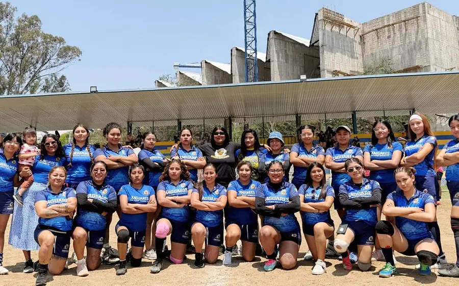 El equipo femenil de Xaguares Rugby Oaxaca posa victorioso tras coronarse campeón del torneo de Rugby Sevens del cual fueron anfitrionas.
