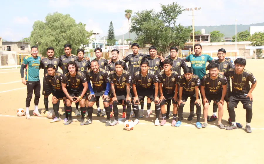El equipo de fútbol de Xoxocotlán celebra su pase a la final del torneo de la categoría Mayor A después de un partido reñido.